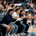 篮球比赛现场观众席上球迷观看比赛